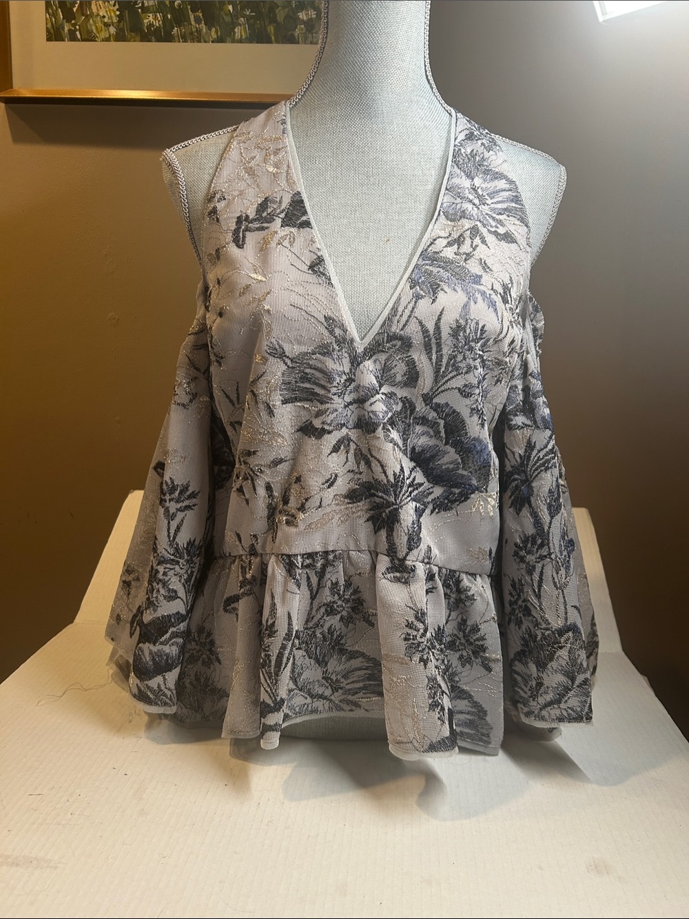 BCBGMaxAzria Light Gray Floral HalterTopV-Neck Blouse Straps Dressy Blouse M